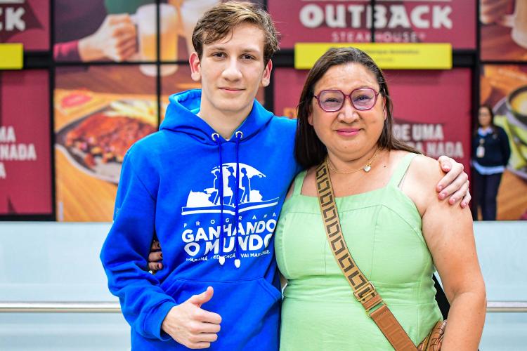 Educação que atravessa gerações: Ganhando o Mundo leva mãe e filho para intercâmbio internacional