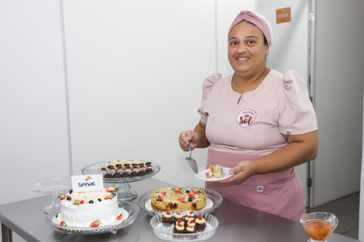 Solange da Silva Aveiro transformou a paixão pela cozinha em fonte de renda com apoio da Escola de Gastronomia Social Dom Bosco