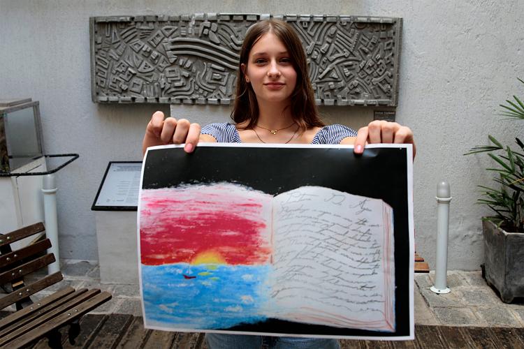 Aluna e diretor do Centro Juvenil de Artes Plásticas são destaque em concurso internacional