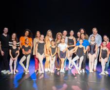 Escola de Dança do Teatro Guaíra promove encontro emocionante entre bailarinas e mães