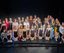Escola de Dança do Teatro Guaíra promove encontro emocionante entre bailarinas e mães