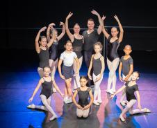 Escola de Dança do Teatro Guaíra promove encontro emocionante entre bailarinas e mães