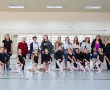 Escola de Dança do Teatro Guaíra promove encontro emocionante entre bailarinas e mães