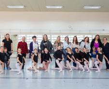 Escola de Dança do Teatro Guaíra promove encontro emocionante entre bailarinas e mães