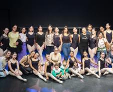 Escola de Dança do Teatro Guaíra promove encontro emocionante entre bailarinas e mães