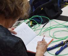 Mulheres aprendem noções de elétrica predial em curso gratuito da Copel em Londrina