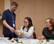 Mulheres aprendem noções de elétrica predial em curso gratuito da Copel em Londrina