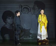 Nena Inoue investiga suas raízes em “Sobrevivente”, peça gratuita no Teatro José Maria Santos