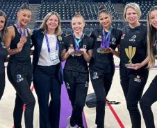 Copa do Mundo de Ginástica rítmica na Romênia. Na foto, Da esquerda para a direita  Marcia Naves treinadora da Babi Domingos, Babi Domingos - ginasta de Curitiba,  Marcia Aversani - Presidente da Federação de Ginástica do Paraná e faz parte do comitê técnico da Federação Internacional de Ginástica , Giovana Silva - ginasta de Toledo, Nicole Pircio - ginasta de Londrina,  Camila Ferezin - treinadora do conjunto da seleção (é de Londrina),  Bruna Rosa - professora de Ballet da seleção (é de Londrina).