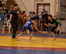 Atleta com deficiência é campeã no wrestling convencional nos Jogos Escolares