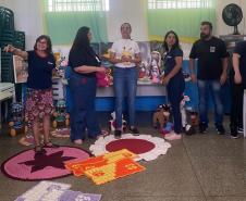 Em Foz do Iguaçu, Polícia Penal entrega amigurumis para ONG e Delegacia da Mulher