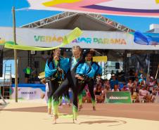 Atletas de ginástica rítmica colorem areias do Litoral em apresentação da modalidade