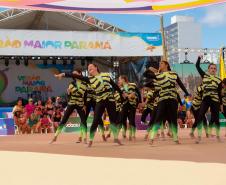 Atletas de ginástica rítmica colorem areias do Litoral em apresentação da modalidade