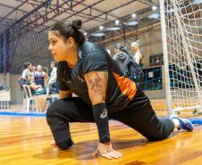 Edwarda Oliveira busca ouro inédito do vôlei sentado