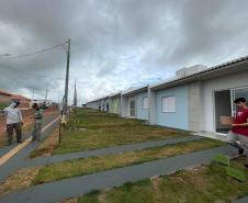 Mais 42 famílias de Campo Mourão recebem as chaves da casa própria com a ajuda do Governo do Estado