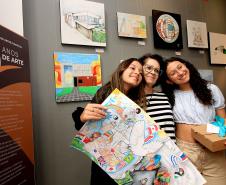 Alunas de desenho do Centro Juvenil de Artes Plásticas recebem prêmio de concurso internacional