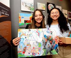 Alunas de desenho do Centro Juvenil de Artes Plásticas recebem prêmio de concurso internacional