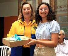 Alunas de desenho do Centro Juvenil de Artes Plásticas recebem prêmio de concurso internacional