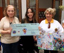 Alunas de desenho do Centro Juvenil de Artes Plásticas recebem prêmio de concurso internacional