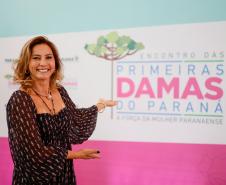 Luciana Saito Massa apresenta programas estaduais às primeiras-damas municipais
