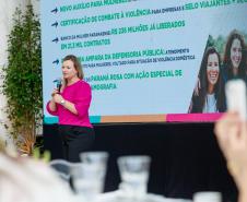 Luciana Saito Massa apresenta programas estaduais às primeiras-damas municipais