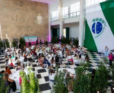 Luciana Saito Massa apresenta programas estaduais às primeiras-damas municipais