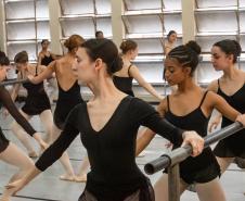 Ex-aluna do Guaíra, primeira bailarina do Philadelphia Ballet dá aula especial