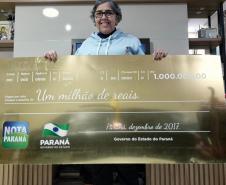 Primeira milionária do Nota Paraná realiza sonhos e segue pedindo CPF na nota