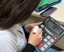 Alunas da rede estadual vão apresentar na Índia calculadora para deficientes visuais