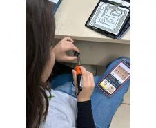 Alunas da rede estadual vão apresentar na Índia calculadora para deficientes visuais