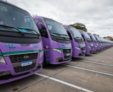 Paraná entrega 40 ônibus e 82 carros para reforçar cuidado às mulheres e pessoas idosas