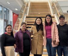 Rota Paraná-França: produtoras de seda se emocionam ao conhecer gigante da moda