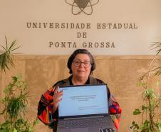 Aluna de 66 anos aprovada no TCC na UEPG viraliza nas redes e vira hit nos Campos Gerais