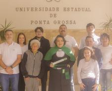 Aluna de 66 anos aprovada no TCC na UEPG viraliza nas redes e vira hit nos Campos Gerais