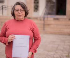 Aluna de 66 anos aprovada no TCC na UEPG viraliza nas redes e vira hit nos Campos Gerais