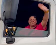 De mulher para mulher: motorista da carreta da saúde celebra alcance das consultas