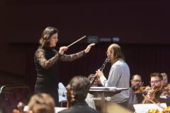 Com maestra e “Divertimento Curitiboca”, Orquestra Sinfônica exibe obra inédita no domingo