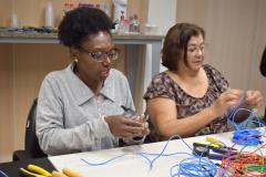 Mulheres aprendem noções de elétrica predial em curso gratuito da Copel em Londrina