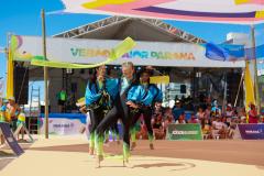 Atletas de ginástica rítmica colorem areias do Litoral em apresentação da modalidade