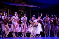 O espetáculo, promovido pela Fundação Cultural de Curitiba, reúne a bailarina Ana Botafogo e um grande elenco de 55 bailarinos.