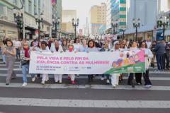 Caminhada contra o feminicídio reúne 2 mil pessoas em Curitiba: ato acontece em 181 cidades