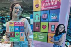 Livro de aluna da rede aborda bullying e chega de graça a leitores em Ponta Grossa