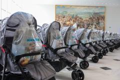 Programa inédito do Paraná distribuirá 10 mil kits com carrinhos para mães e bebês