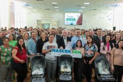 Com carrinhos e acessórios, Estado inicia distribuição inédita de 10 mil kits para mães e bebês