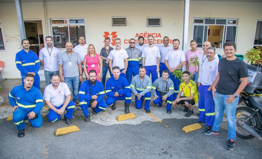 Claudineia de Oliveira lidera a Agência Curitiba Centro, a maior da companhia. Ela gerencia uma equipe de 110 pessoas, formada por técnicos, eletricistas e outros profissionais. 