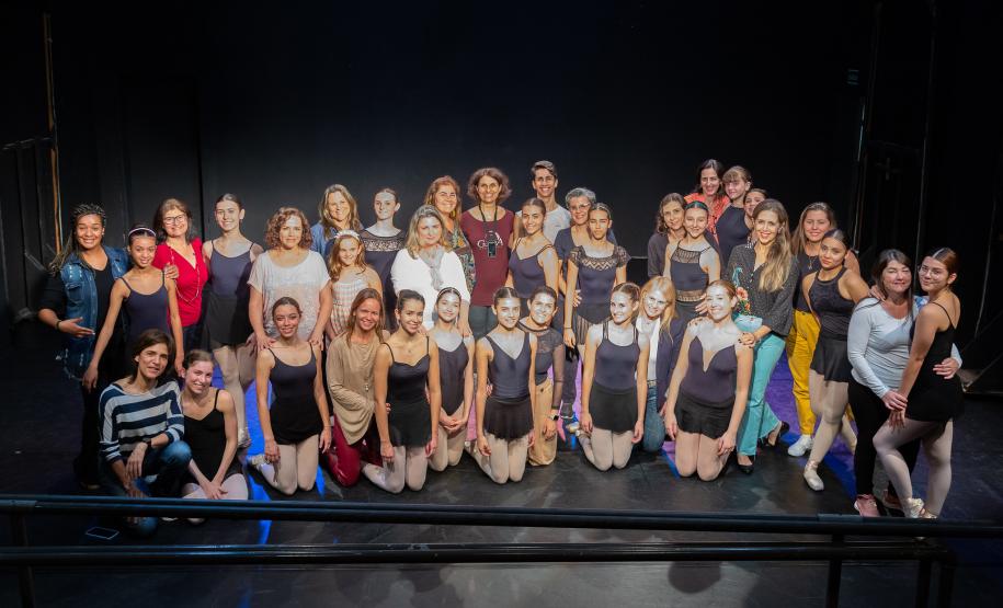 Escola de Dança do Teatro Guaíra promove encontro emocionante entre bailarinas e mães
