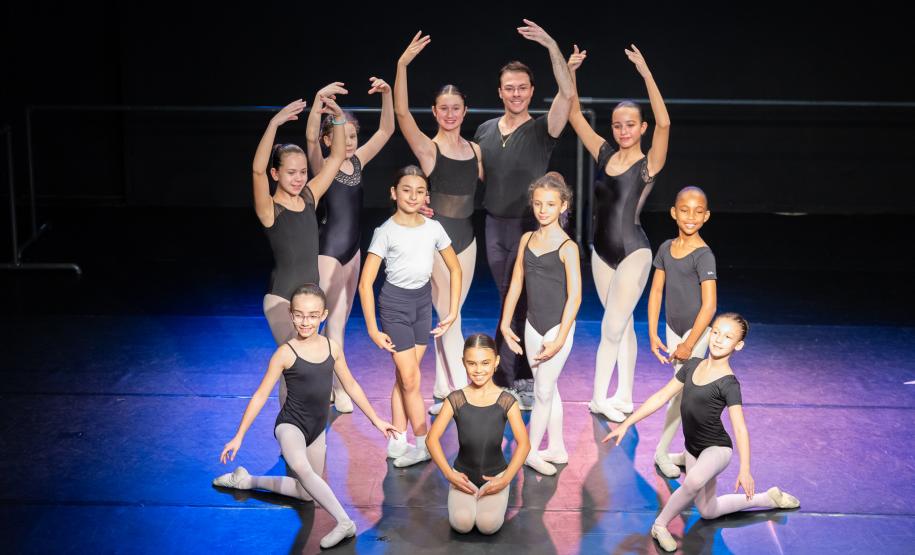 Escola de Dança do Teatro Guaíra promove encontro emocionante entre bailarinas e mães