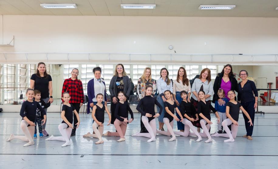 Escola de Dança do Teatro Guaíra promove encontro emocionante entre bailarinas e mães