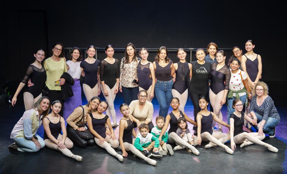 Escola de Dança do Teatro Guaíra promove encontro emocionante entre bailarinas e mães