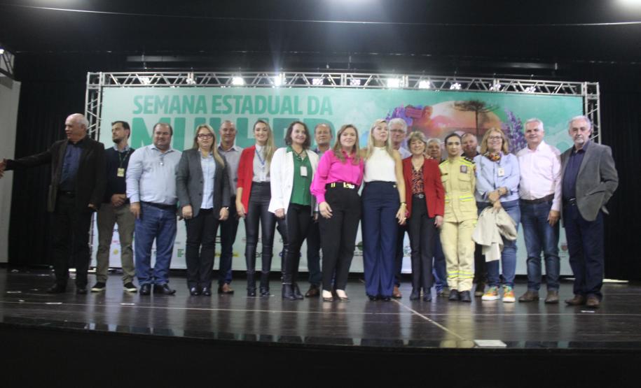 Em encontro de mulheres em Ivaiporã, Estado apresenta ações voltadas às famílias do campo